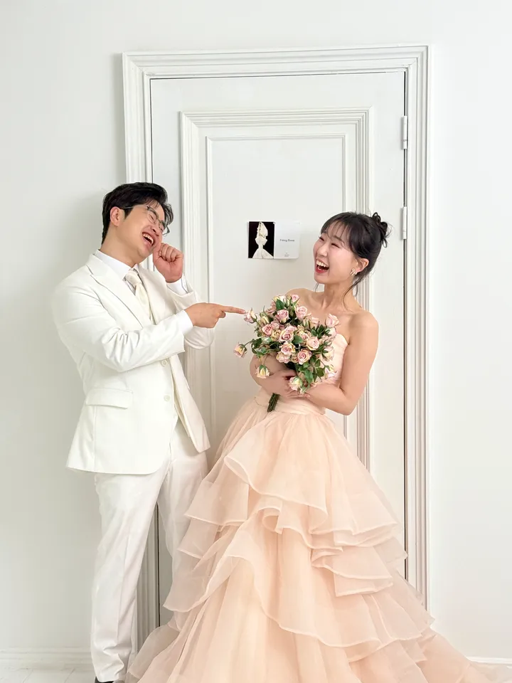 서로를 가리키며 웃음이 터진 신랑과 신부