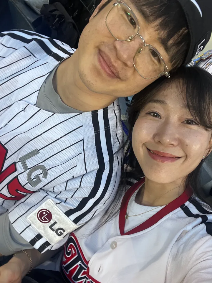 야구장에서 유니폼을 입고 찍은 셀카