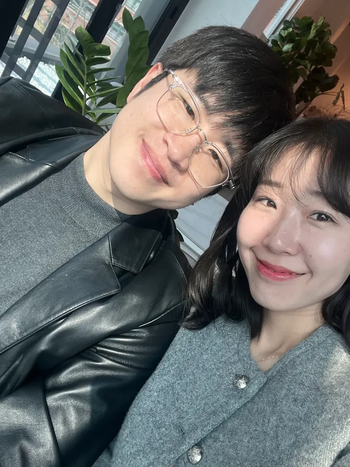 카페에서 함께 찍은 셀카