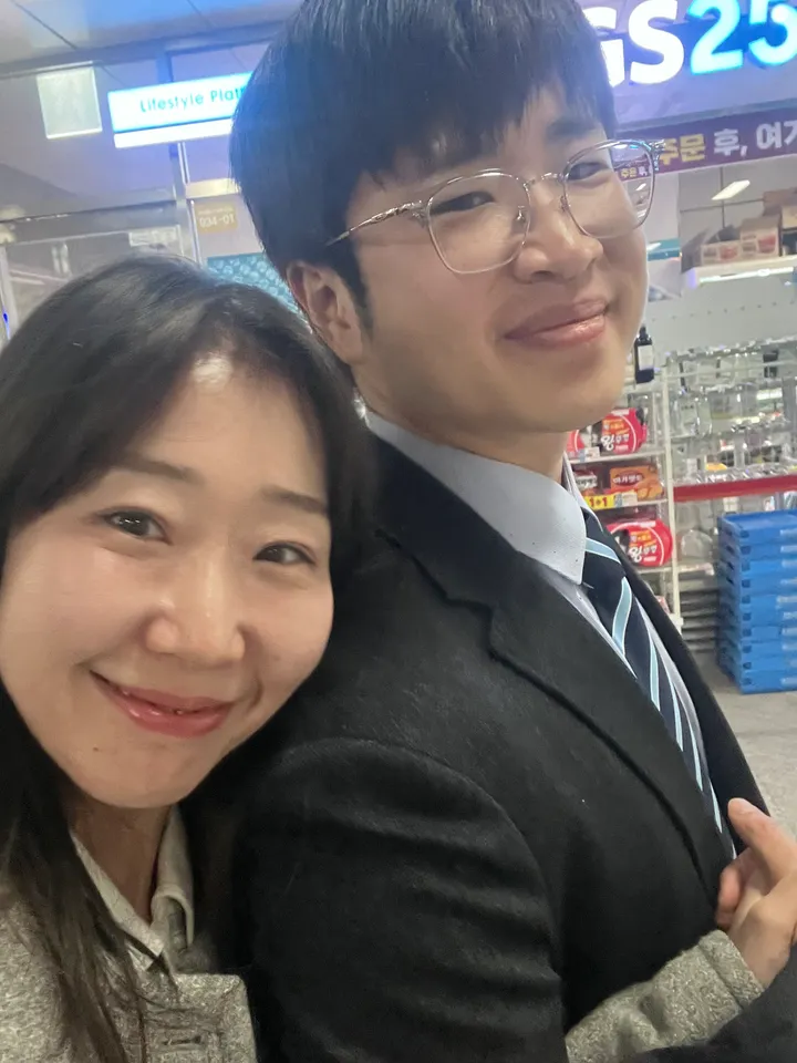 편의점 앞에서 함께 찍은 셀카
