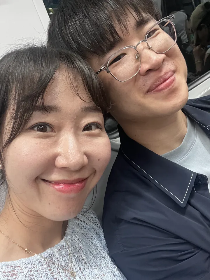 열차 안에서 함께 찍은 셀카